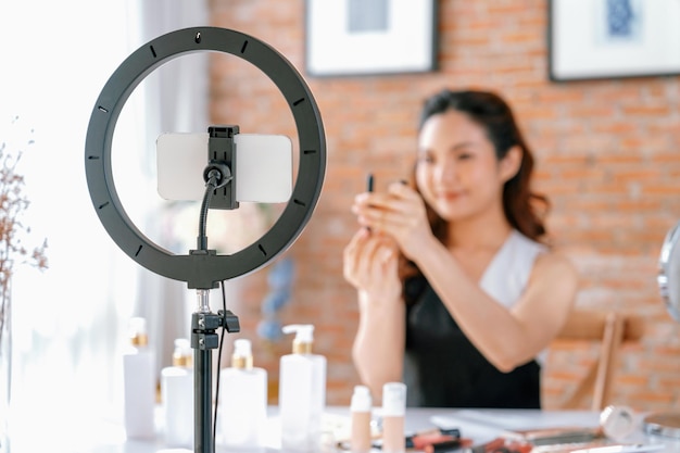 Mujer influyente disparar transmisión en vivo vlog video revisión maquillaje más social