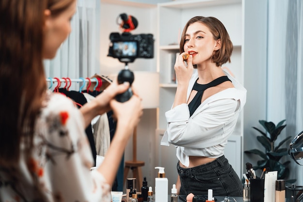 Mujer influyente disparar transmisión en vivo vlog video revisión maquillaje social máximo