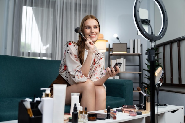 Mujer influyente disparar transmisión en vivo vlog video revisión maquillaje social máximo