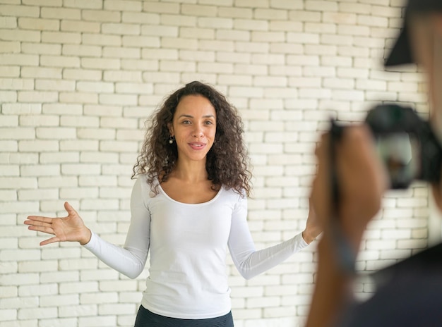 Mujer influyente latina hablando con cámara - concepto de contenido en línea