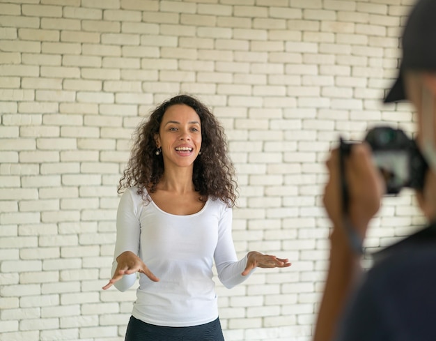 Mujer influyente latina hablando con cámara