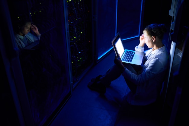Mujer informático trabajando en la noche