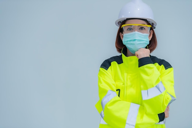 Mujer ingeniera asiática sobre fondo blanco.