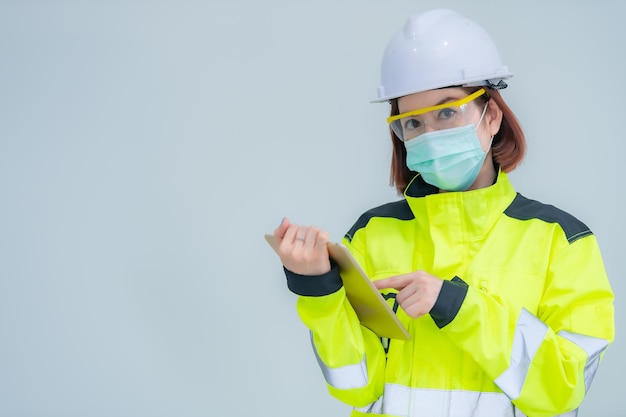 Mujer ingeniera asiática sobre fondo blanco.