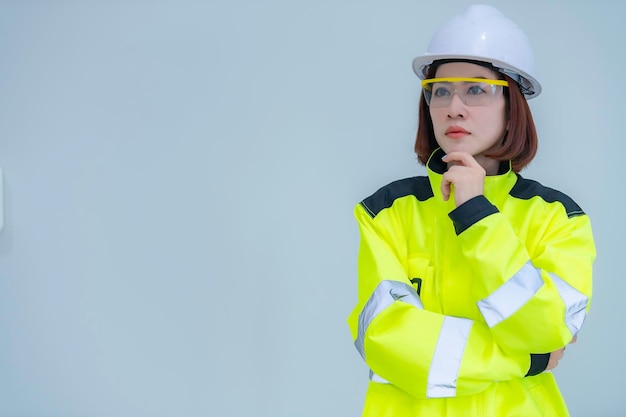 Mujer ingeniera asiática sobre fondo blanco.