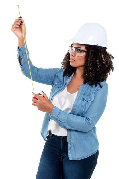 Mujer ingeniera brasileña con una cinta métrica