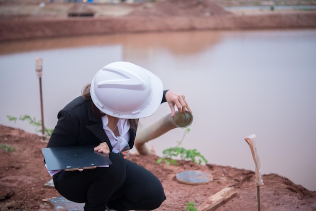 Mujer ingeniera trabajando en el sitio del puente en construcción