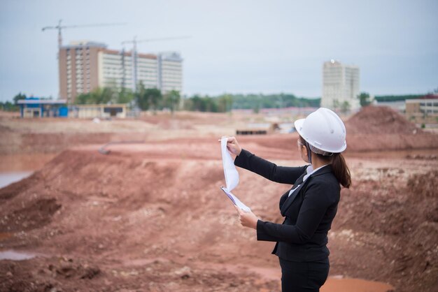 Mujer ingeniera trabajando en el sitio del puente en construcción