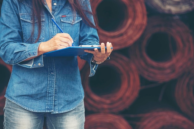 Mujer ingeniero de construcción usar casco de seguridad blanco en el sitio de construcción trabajador de la industria Ingeniera trabajadora ingeniería civil con casco de seguridad Casco Mujer ingeniero de construcción concepto