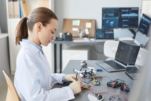 mujer, ingeniero, en, laboratorio