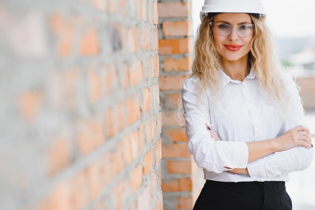 Mujer ingeniero mira edificio de vidrio.