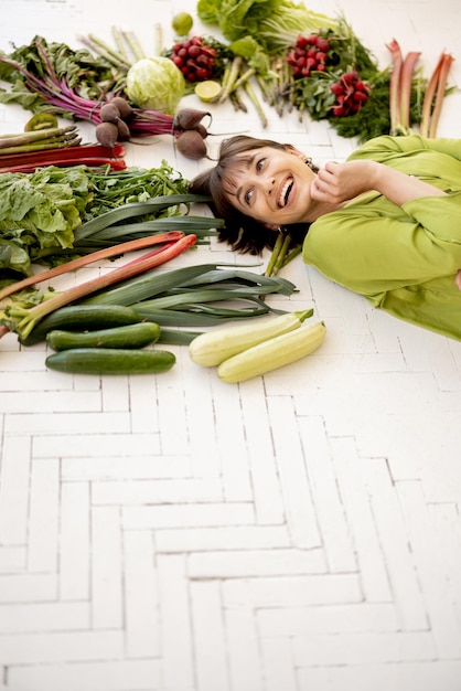 Mujer con ingredientes alimentarios saludables por encima de su cabeza