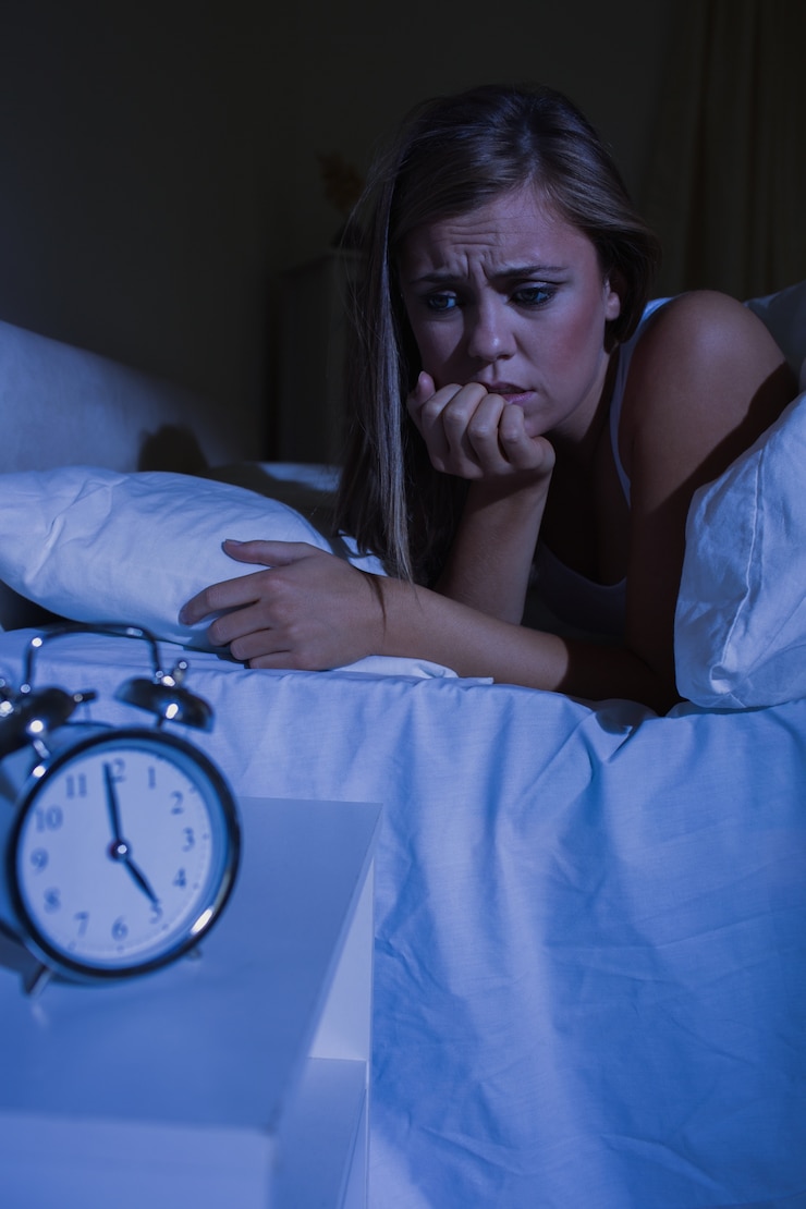 Foto mujer inquieta en la cama por la noche