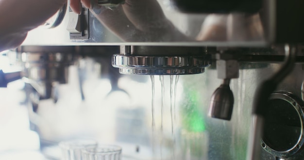 Una mujer inserta un recipiente de café prensado en la máquina de café