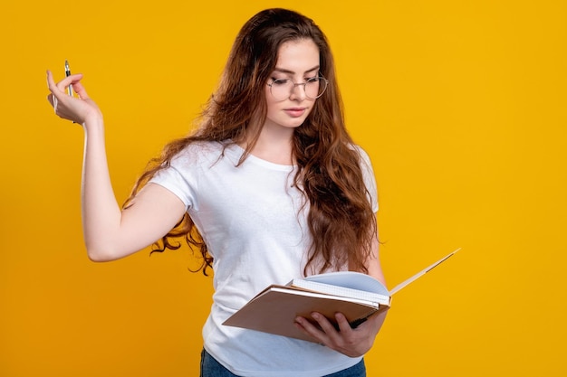 Mujer inspirada en la clase de formación de retratos de profesores