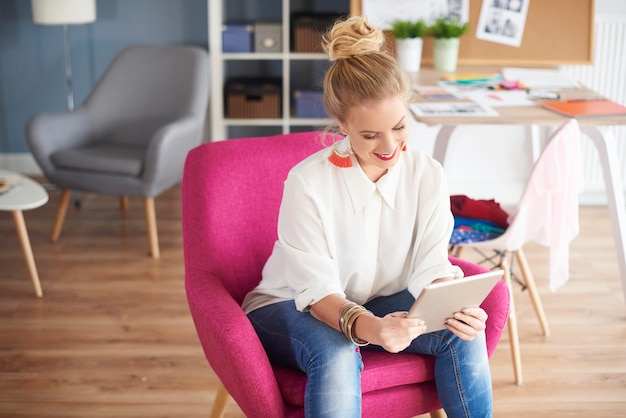 Mujer inspiradora con ideas de internet