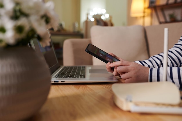 Mujer instalando una aplicación de hogar inteligente