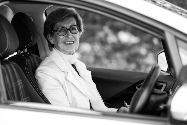 Mujer Instructora Conductor Está En Coche Y Sonriendo