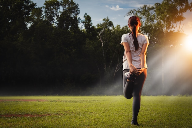 Mujer inteligente de Asia hacer ejercicio y meditación en el jardín con relajarse