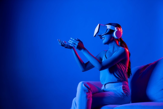 Mujer inteligente observando e interactuando con objetos virtuales con alucinación de la mano