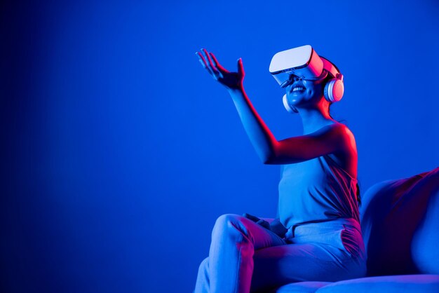 Mujer inteligente que observa e interactúa con objetos virtuales con la mano Alucinación