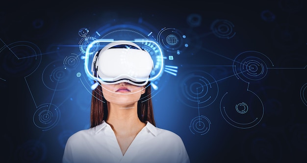 Mujer en interfaz de red de gafas VR