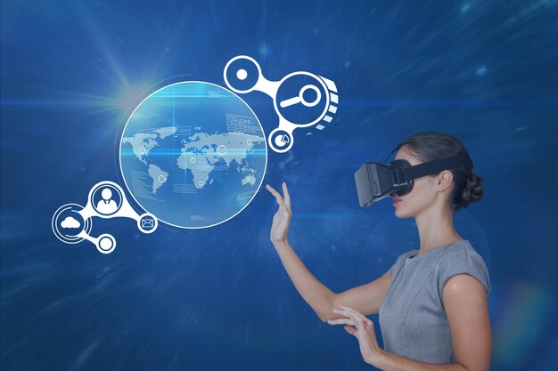 Mujer en interfaz táctil de auriculares VR contra fondo azul con bengalas