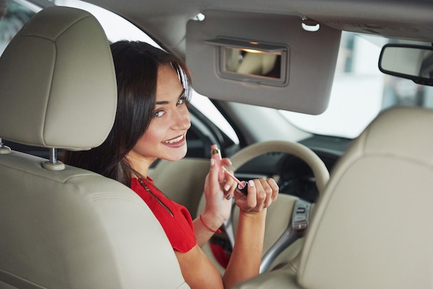 Mujer en el interior del coche mirando a los pasajeros en el asiento trasero. conductor de taxi