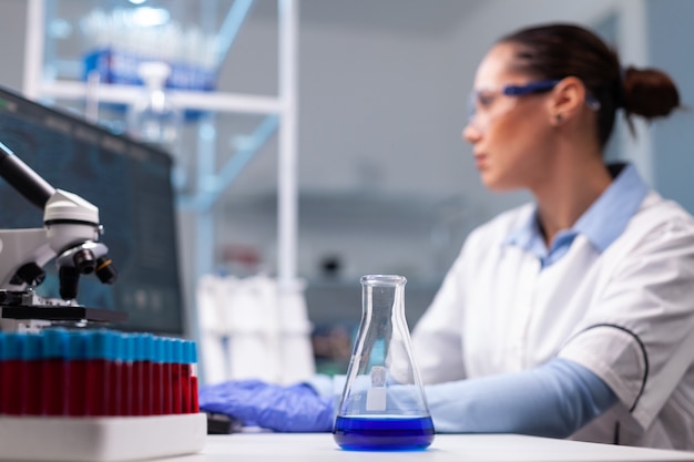 Mujer investigadora científica escribiendo resultados de innovación de vacunas farmacéuticas