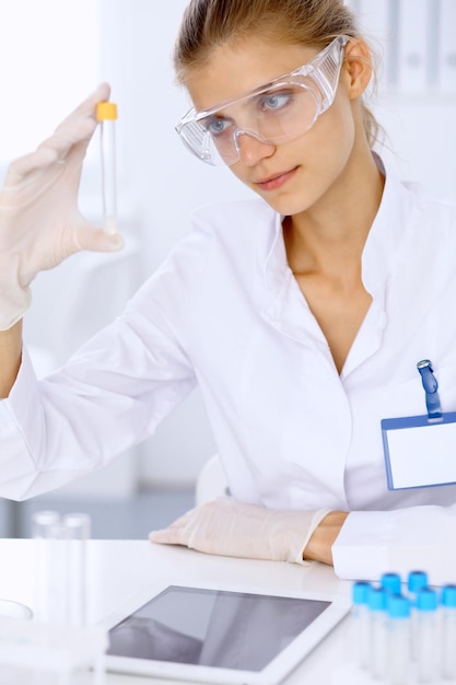 Mujer investigadora científica en laboratorio. Concepto de medicina y atención de la salud.