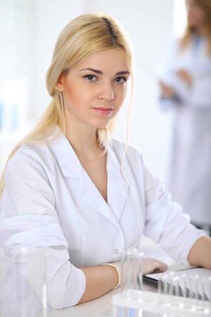 Mujer investigadora científica en laboratorio
