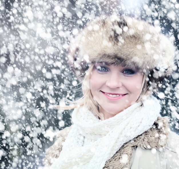 Mujer de invierno al aire libre. Retrato de moda de niña bonita con sombrero de invierno