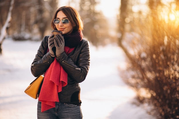 Mujer en invierno bebiendo café