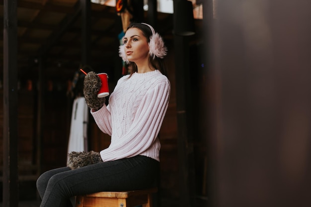 Mujer de invierno con café caliente