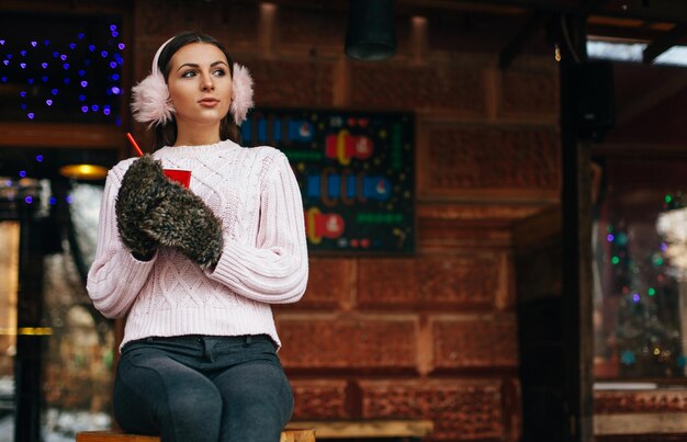 Mujer de invierno con café caliente