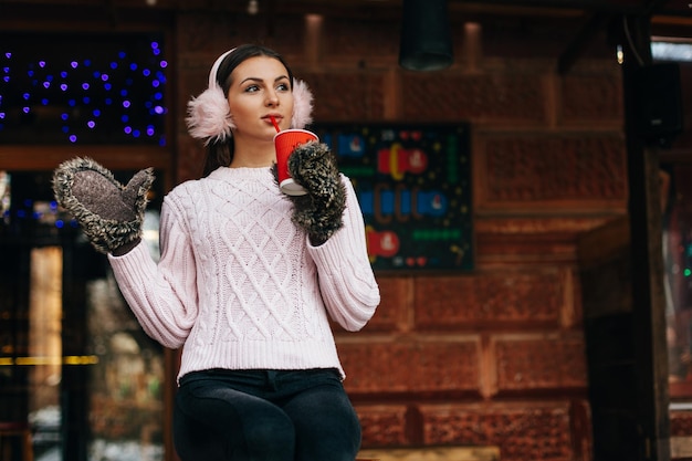 Mujer de invierno con café caliente