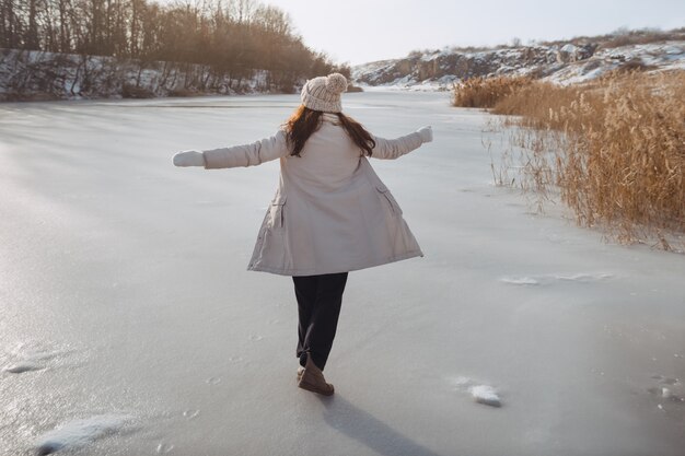 Mujer de invierno divirtiéndose al aire libre en la naturaleza