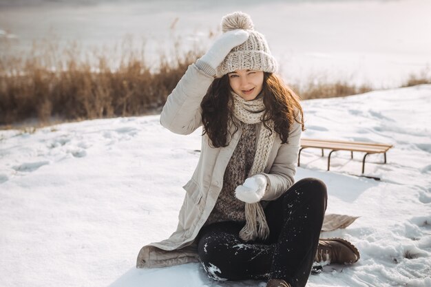 Mujer de invierno divirtiéndose al aire libre