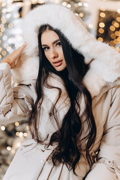 Mujer de invierno de Navidad con regalos de Navidad Hada Hermosa Navidad y árbol de Navidad Maquillaje festivo Chica modelo de moda