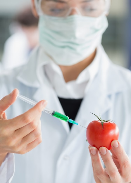 Mujer, inyectar, un, tomate