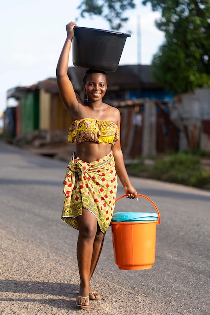 Foto mujer, ir a buscar agua, aire libre