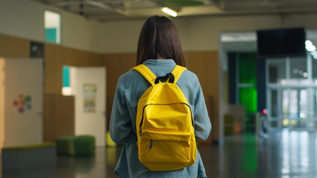 Mujer irreconocible caminando hacia la clase caucásica adolescente estudiante adolescente alumna en