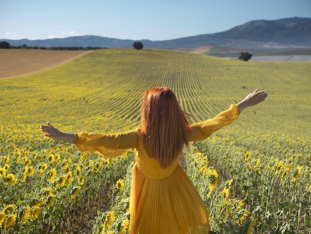 Mujer irreconocible en campo de girasol