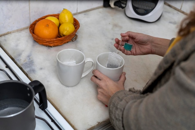 Mujer irreconocible haciendo té