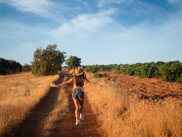 Mujer irreconocible que corre en el camino del campo