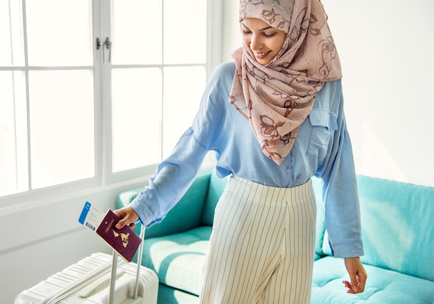 Foto mujer islámica preparándose para viajar