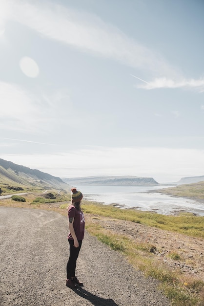 Mujer en Islandia