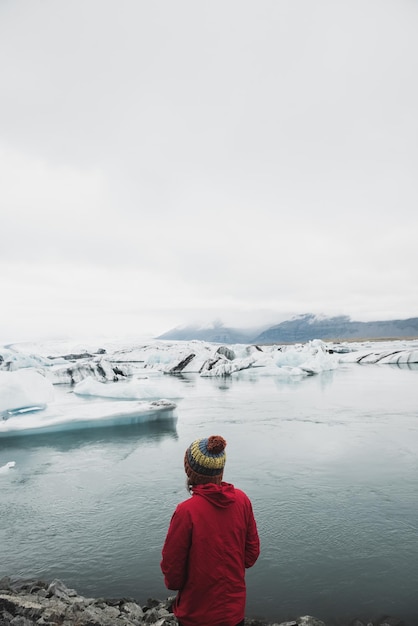 Mujer en Islandia