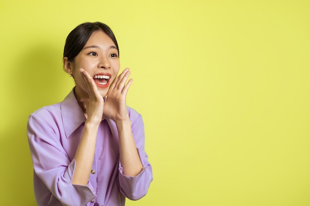 Mujer Japonesa Gritando Sosteniendo Ambas Manos Cerca De La Boca Fondo Amarillo