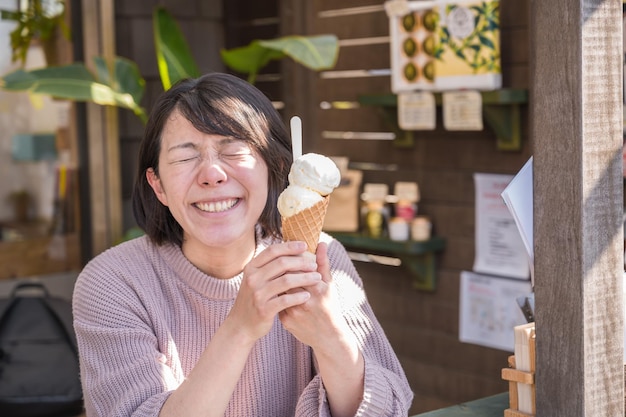 mujer japonesa con helado y sonrisa